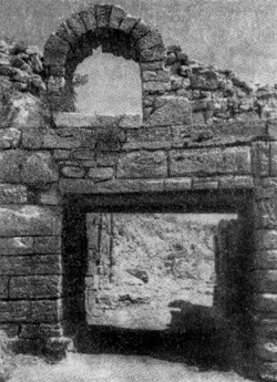 Архитектура античных государств северного Причерноморья. Херсонес. Крепостные ворота, III в. до н.э. (над ними проем римского времени)