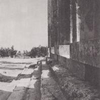 Коринф. Святилище Аполлона, наземная часть фундамента с западной стороны. Фото: Анджей Дзевановский