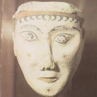 Микены. Изваяние женской головы, принадлежавшей, вероятно, сфинксу. Найдено в развалинах дома. XIII в. до н.э. Национальный музей в Афинах. Фото: Анджей Дзевановский