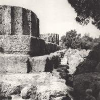 Олимпия. Храм Зевса. Вид стилобата с юго-западной угловой части. Фото: Анджей Дзевановский