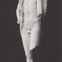 Храм Зевса. Восточный фронтон. Эномай, стоящий слева от Зевса. Музей в Олимпии. Фото: Анджей Дзевановский