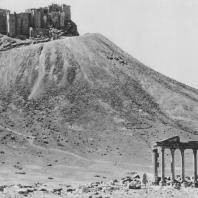 Пальмира. Руины турецкого замка, вид с востока. Внизу так называемый Надгробный храм