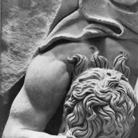 Алтарь Зевса в Пергаме. Северная сторона большого фриза. Убитый гигант (лежащий головой к зрителю)