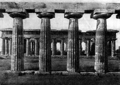 Архитектура Древней Греции. Посейдония. Посейдония. I храм Геры (Базилика), около 540 г. до н. э. Вид сквозь колоннаду II храма Геры