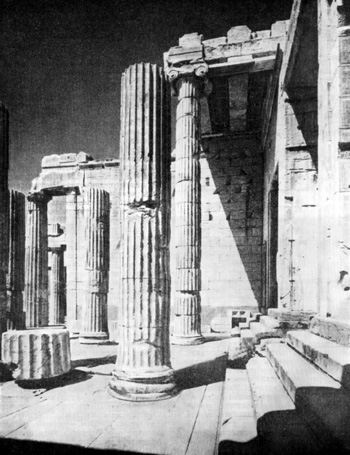 Архитектура Древней Греции. Афины. Пропилеи Акрополя. Интерьер. Ионические колонны, обрамляющие средний проход