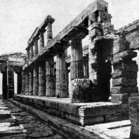 Храм Посейдона в Пестуме. Внутренний вид