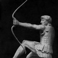 Геракл с восточного фронтона храма Афины-Афайи на острове Эгине. Мрамор. 490—480 гг. до н. э. Мюнхен. Глиптотека