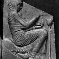 Трон Людовизи. Женщина, приносящая жертву. Мрамор. Около 470 г. до н. э. Рим. Музей Терм