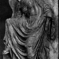 Ника, развязывающая сандалию. Рельеф балюстрады храма Ники Аптерос. Мрамор. Около 409 г. до н. э. Афины. Музей Акрополя