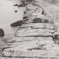 Диолкос - дорога, выложенная большими камнями, по которой волочили суда из одного порта в другой. Фото: Анджей Дзевановский