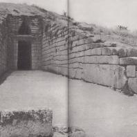 Микены. Дромос и вход в Гробницу Агамемнона. Фото: Анджей Дзевановский
