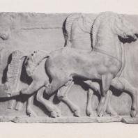 Дельфы. Сокровищница сифносцев. Часть фриза, изображающая похищение дочерей Левкиппа (до 525 г. до н.э.)