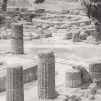 Олимпия. Герайон. Вид с восточной стороны. В глубине, с правой стороны колоннада портика палестры. Фото: Анджей Дзевановский
