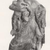 Раскрашенная группа: Зевс с Ганимедом, вероятно, акротерий фронтона одной из построек Альтиса. Терракота, ок. 470 г. до н.э. Музей в Олимпии. Фото: Анджей Дзевановский