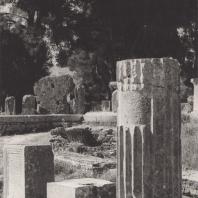 Олимпия. Остатки памятников, стоявших вблизи храма Зевса. Фото: Анджей Дзевановский