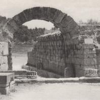 Олимпия. Ворота, ведущие из Альтиса на стадион. Фото: Анджей Дзевановский