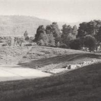 Олимпия. Западная часть стадиона со стартом (IV в. до н.э.), с правой стороны поросший деревьями Альтис. Фото: Анджей Дзевановский