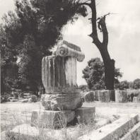 Олимпия. Цоколь, фрагменты колонн с частью ионической капители с памятника Арсинои. Фото: Анджей Дзевановский