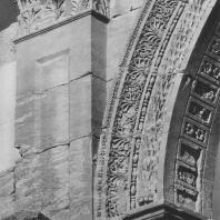 Пальмира. Фрагмент арки с архитектурной декорацией. Большая колоннада, II век.