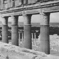 Пальмира. Часть колоннады храма Бела, I век. Капители, лишённые украшений из бронзы