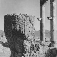 Пальмира. Разрушенная нижняя часть колонны у западного конца Большой колоннады, III век