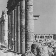 Пальмира. Часть Большой колоннады, в глубине агора, II век