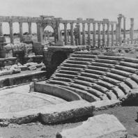 Пальмира. Зрительный зал и скена, в глубине Большая колоннада. Вид с южной стороны