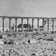 Пальмира. Вид Большой колоннады с юго-западной стороны, в глубине агора, II век