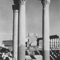 Пальмира. Так называемые Термы Диоклетиана, в глубине Большая колоннада и храм Бела, III век