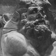 Алтарь Зевса в Пергаме. Южная сторона большого фриза. Тифон — фантастическое чудовище