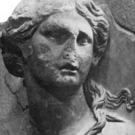 Алтарь Зевса в Пергаме. Южная сторона большого фриза. Тейя — мать Гелиоса, Селены и Эос (сохранилась верхняя часть фигуры)