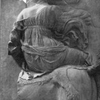 Алтарь Зевса в Пергаме. Южная сторона большого фриза. Эос на коне (деталь)