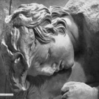 Алтарь Зевса в Пергаме. Южная сторона большого фриза. Молодой убитый гигант (деталь)