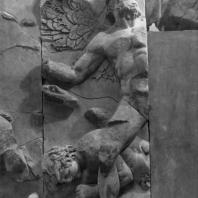 Алтарь Зевса в Пергаме. Южная сторона большого фриза. Крылатый гигант — противник Фойбе