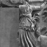 Алтарь Зевса в Пергаме. Южная сторона большого фриза. Фойбе, мать Латоны и Астерии, поражающая гиганта факелом