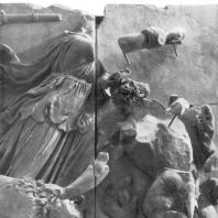 Алтарь Зевса в Пергаме. Южная сторона большого фриза. Астерия в борьбе со змееногим гигантом