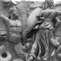 Алтарь Зевса в Пергаме. Восточная сторона большого фриза. Геката, подземная богиня, и гигант Клитий