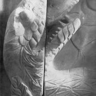Алтарь Зевса в Пергаме. Восточная сторона большого фриза. Голова змеи (конечность ноги гиганта Клития)