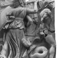 Алтарь Зевса в Пергаме. Восточная сторона большого фриза. Геката и гигант Отое — противник Артемиды