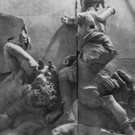Алтарь Зевса в Пергаме. Восточная сторона большого фриза. Артемида, богиня охоты, и гигант Эгейон