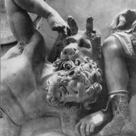 Алтарь Зевса в Пергаме. Восточная сторона большого фриза. Гигант Эгейон, поверженный к ногам Артемиды