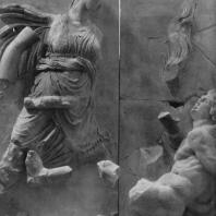 Алтарь Зевса в Пергаме. Восточная сторона большого фриза. Латона, мать Артемиды и Аполлона, и гигант Титий