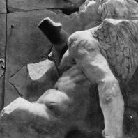 Алтарь Зевса в Пергаме. Восточная сторона большого фриза. Гигант Титий, пораженный факелом Латоны