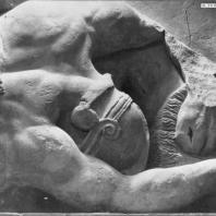 Алтарь Зевса в Пергаме. Восточная сторона большого фриза. Убитый гигант под ногами крылатых коней