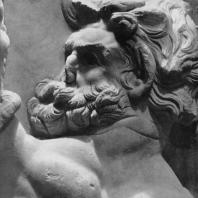 Алтарь Зевса в Пергаме. Восточная сторона большого фриза. Предводитель гигантов Порфирион (деталь)