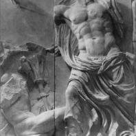 Алтарь Зевса в Пергаме. Восточная сторона большого фриза. Зевс и гигант, пораженный молнией