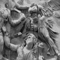 Алтарь Зевса в Пергаме. Восточная сторона большого фриза. Ника, богиня победы, и Гея — мать гигантов