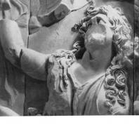 Алтарь Зевса в Пергаме. Восточная сторона большого фриза. Гея, мать гигантов, с рогом изобилия