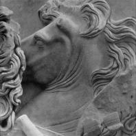 Алтарь Зевса в Пергаме. Восточная сторона большого фриза. Кони Ареса (деталь, от Ареса уцелела лишь часть головы)