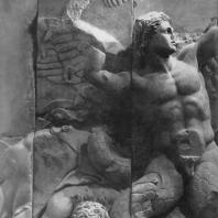 Алтарь Зевса в Пергаме. Северная сторона большого фриза. Крылатый гигант Линкей со змеевидными ногами